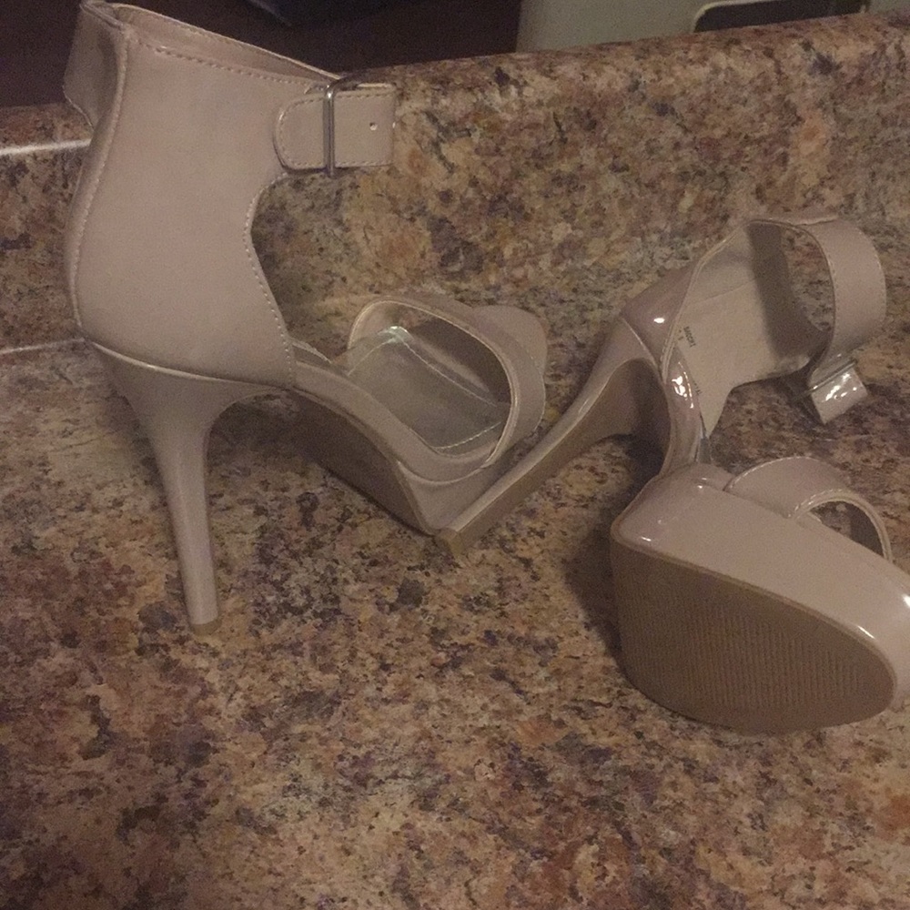 Heels - Picture 3 of 3